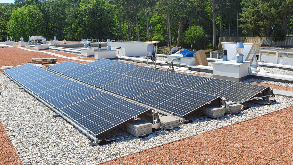 Mehrere Solarzellen einer Photovoltaikanlage